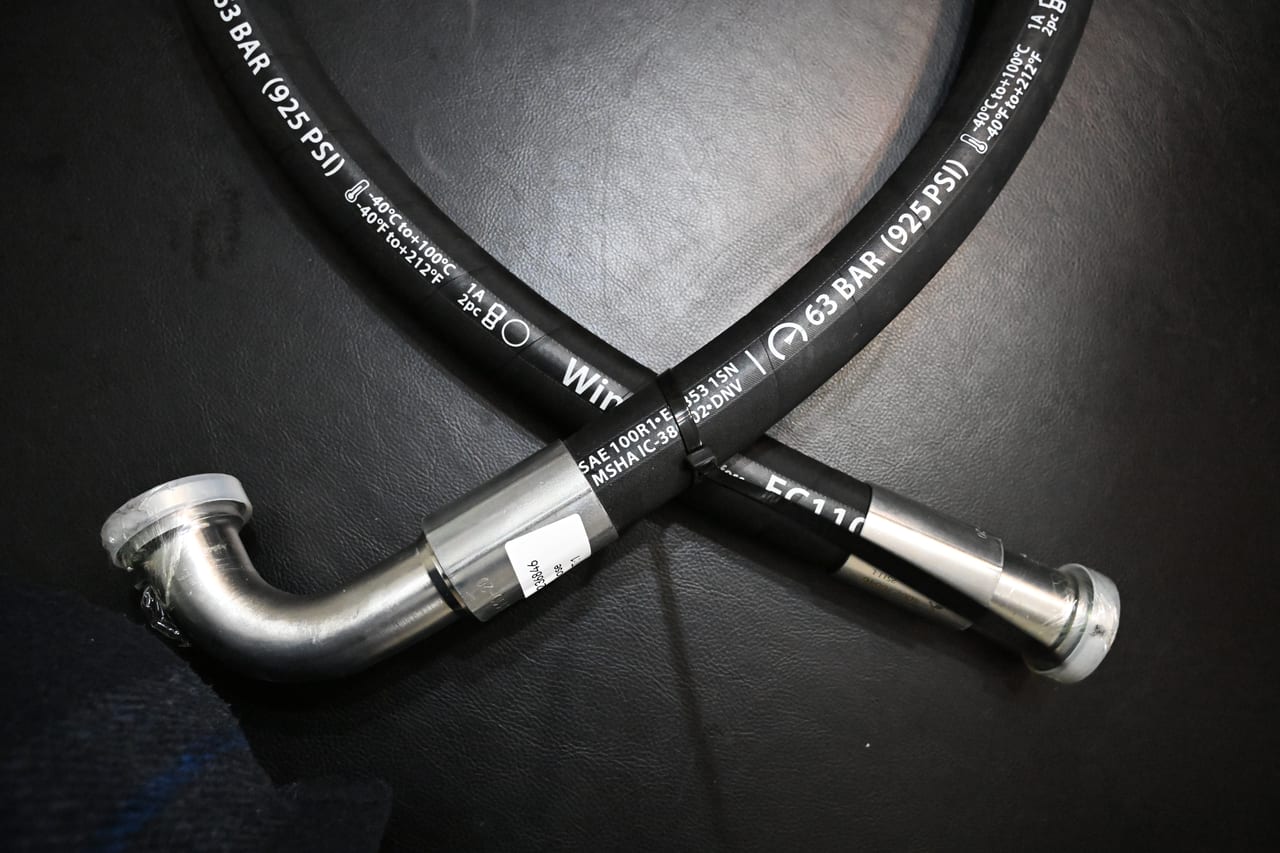 Deux ensembles hydrauliques de fort diamètre croisés, embouts coudés et raccords sertis
