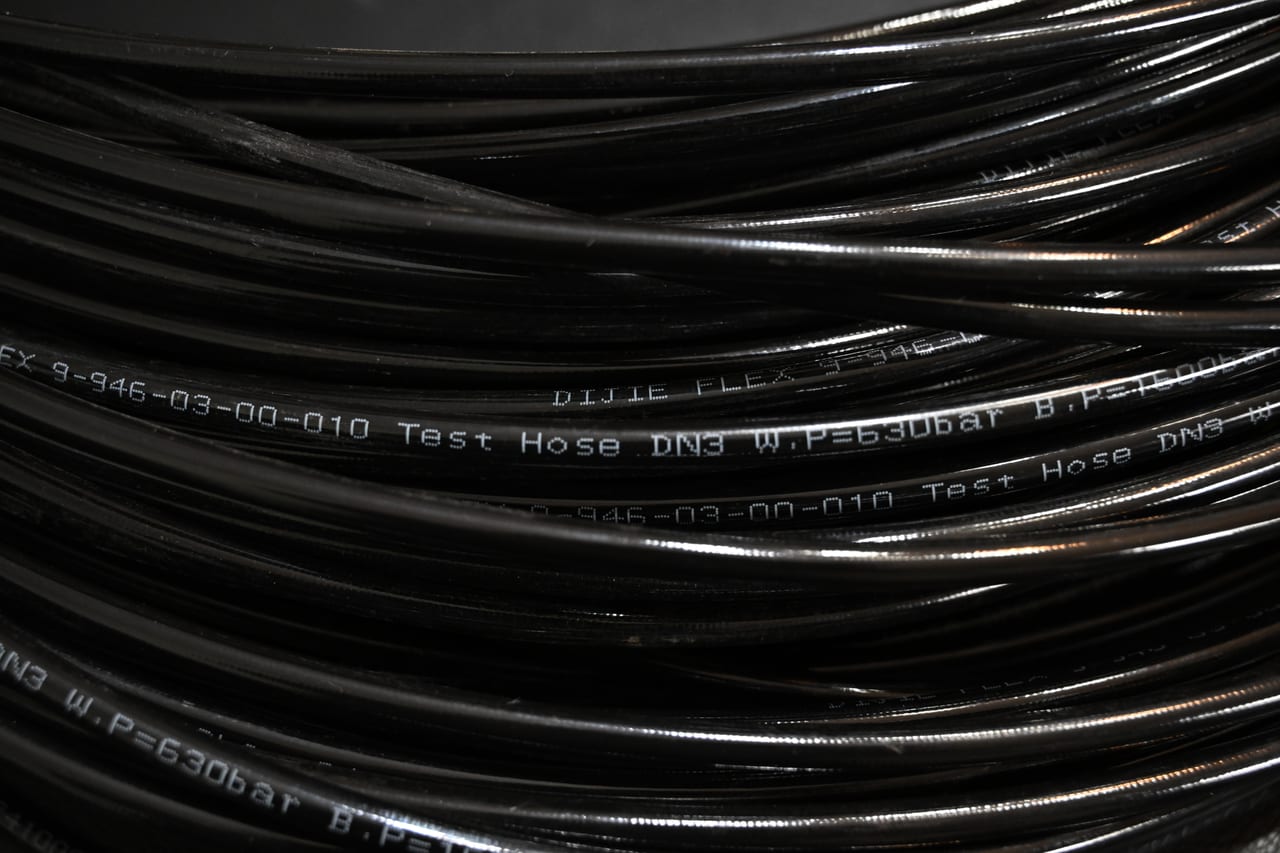 Couronne de flexible de test DN3, marquage de pression de service 630 bar lisible sur la gaine